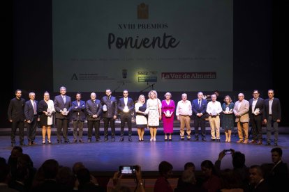 Foto de familia de los premiados y entregadores de los galardones.