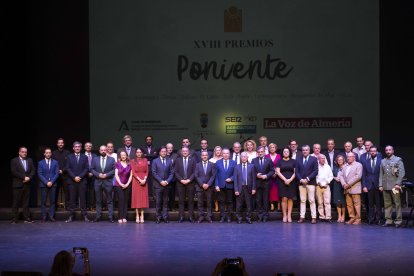 Foto de familia de premiados, entregadores, organizadores y representantes institucionales tras la gala.