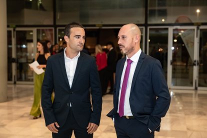 Francisco Javier Linares, premiado en la categoría Deportes, charlando con Francisco Luque, periodista de La Voz de Almería.