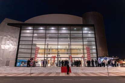 Imagen de la puerta principal del Teatro Auditorio de Roquetas de Mar en la noche de este jueves.