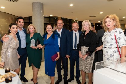 Algunos miembros del grupo de baile Los Parisinos, de Vícar, junto a su profesora Menchu García.