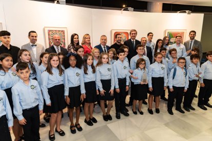 Pedro Manuel de la Cruz, director de La Voz de Almería, Fran García, delegado de la Cadena SER en el Poniente, Manuel Cortés, alcalde de Adra, y parte de su Equipo de Gobierno, junto al Coro Infantil Pedro Mena.