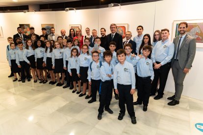 Pedro Manuel de la Cruz, director de La Voz de Almería, Fran García, delegado de la Cadena SER en el Poniente, Manuel Cortés, alcalde de Adra, y parte de su Equipo de Gobierno, junto al Coro Infantil Pedro Mena.
