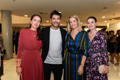 Aránzazu Martín, delegada del Gobierno andaluz en Almería, María Jesús Ibañez Toro y María Dolores Moreno, concejales del Ayuntamiento de Roquetas, junto a Diego Martín, artista encargado de amenizar la gala con versiones de Alejandro Sanz.