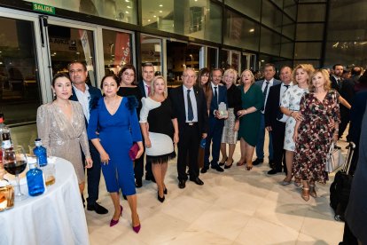 Miembros del Ayuntamiento de Vícar junto al grupo de baile Los Parisinos, premiados en esta edición de los Premios Poniente.