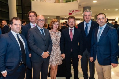 Jorge Calvache y Alonso Rincón, de Urbaser, junto a José Manuel Rodríguez, secretario general provincial de Política Energética, María José Aureo, de Diputación, y los delegados de la Junta en la provincia José Vélez, Juan de la Cruz y Guillermo Casquet.