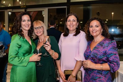 Ana Belén Garbín, María José Oliva, María Dolores Lupiañez y María José Olivenza Romero, acompañantes del premiado Coro Infantil Pedro Mena de Adra.