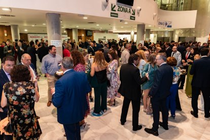 Imagen del hall del Teatro Auditorio de Roquetas de Mar durante el cóctel.