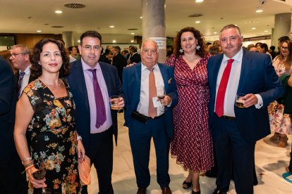 Carmen Rodríguez, Antonio Rodríguez, María del Mar Ramírez y Antonio Gaspar Rodríguez, de Construcciones de Invernaderos El Parador, junto a Manuel Flores, de Unicaja.