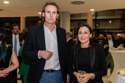 Mari Ángeles Tévez, de Centro Poniente Láser El Ejido, y Javier Moya, Poniente Láser.