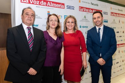 El abogado Eugenio Peralta, Antonia Sánchez Villanueva, subdirectora de La Voz de Almería, María Luisa Cruz, diputada de Promoción Agroalimentaria, y Ricardo Céspedes, director comercial de La Voz de Almería y Cadena Ser.