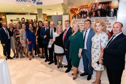 Pedro Manuel de la Cruz, director de LA VOZ, Antonio Bonilla, alcalde de Vícar, concejales del consistorio vicario y el grupo de baile Los Parisinos, que se llevó el premio Gente.