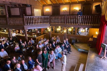 Lleno en el Saloon de Oasys.