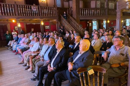 Primera fila de los invitados al acto.
