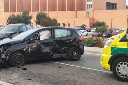 Así ha quedado uno de los coches implicados en el accidente.