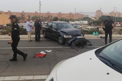 Despliegue policial junto a uno de los vehículos accidentados.