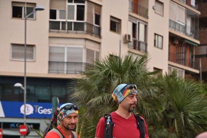 Los marchadores presenciaron la salida de la carrera ciclista.