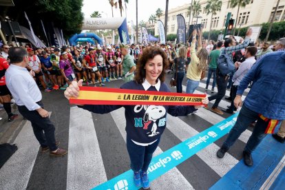 La alcaldesa, tras el corte de cinta para la salida ciclista de La Desértica.