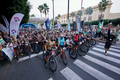 Los primeros ciclistas, listos para tomar la salida de La Desértica.