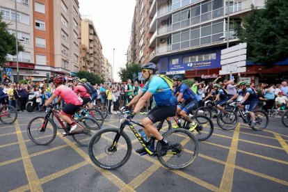 Inicio de La Desértica para el pelotón ciclista.