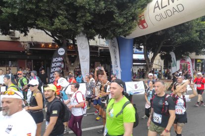 Salida de los marchadores que han participado en la cuarta edición de La Desértica.