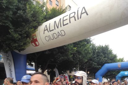 Salida de los marchadores que han participado en la cuarta edición de La Desértica.