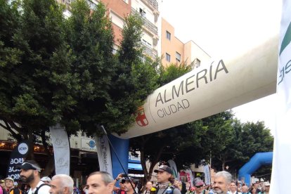 Salida de los marchadores que han participado en la cuarta edición de La Desértica.
