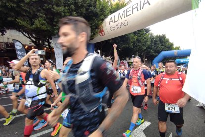 Salida de los marchadores que han participado en la cuarta edición de La Desértica.