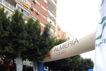 Salida de los marchadores que han participado en la cuarta edición de La Desértica.