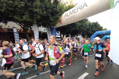 Salida de los marchadores que han participado en la cuarta edición de La Desértica.