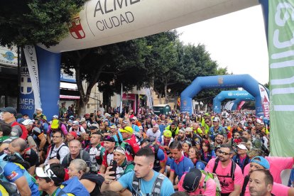 Los marchadores de La Desértica, antes de tomar la salida. 