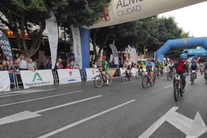 Salida de los ciclistas de La Desértica.