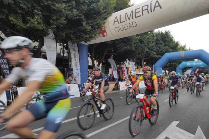 Salida de los ciclistas de La Desértica.