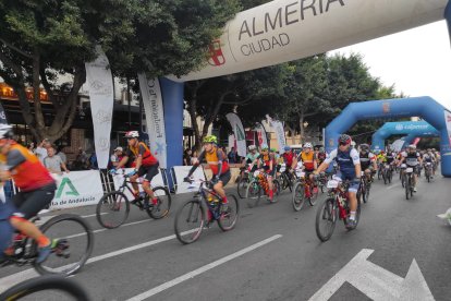 Salida de los ciclistas de La Desértica.