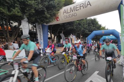 Salida de los ciclistas de La Desértica.