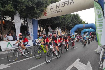 Salida de los ciclistas de La Desértica.