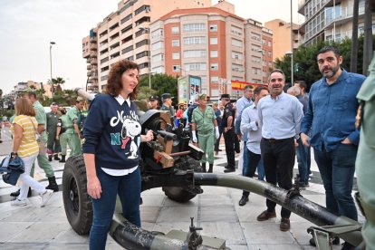 La alcaldesa, junto al cañón situado en la Rambla. 