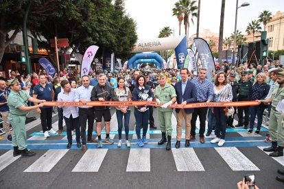 Corte de la cinta previo a la salida de los ciclistas de La Desértica.