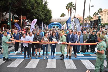 Corte de la cinta previo a la salida de los ciclistas de La Desértica.