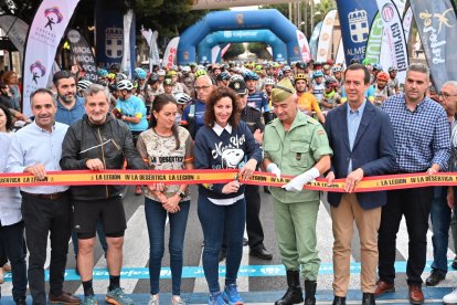 Corte de la cinta previo a la salida de los ciclistas de La Desértica.