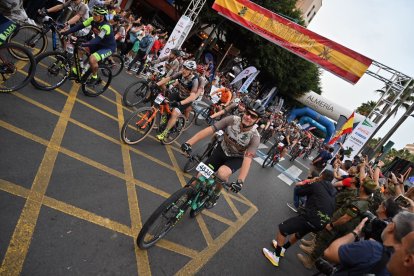 Los primeros ciclistas de la cuarta edición de La Desértica. 