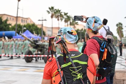 Marchadores de La Desértica observando a la banda de guerra de La Legión.