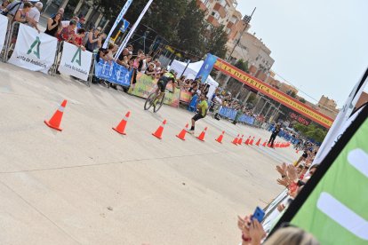Llegada de los ciclistas a la meta de La Desértica en Roquetas de Mar.