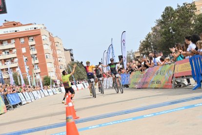 Celebrando la llegada a la línea de meta.