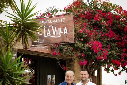 Martín Soler y Martín Soler Jaimez, en la puerta de La Villa de Agua Amarga.