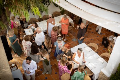 Gran ambiente en el restaurante La Villa de Agua Amarga.