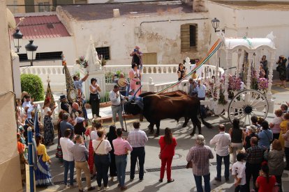 La carreta con el Simpecado junto al monumento a la Virgen del Rocío.