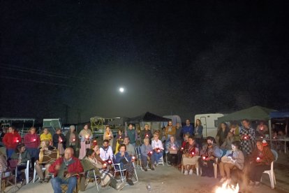 A la luz de las candelas rezando el Santo Rosario.