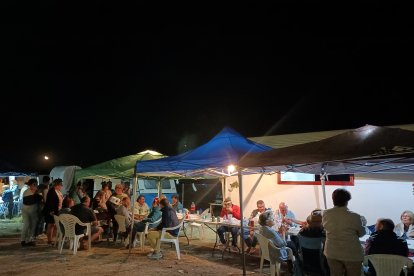Noche de vela y cantos del coro en cada uno de sus misterios.