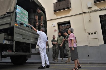 Descarga del camión en el comedor este martes